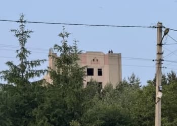 У Зборові підлітки проводять дозвілля на даху закинутої будівлі