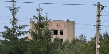 У Зборові підлітки проводять дозвілля на даху закинутої будівлі