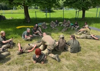 На Тернопільщині вiйськовослужбовцi навчали лiцеїстiв пiд час польових зборiв