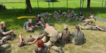 На Тернопільщині вiйськовослужбовцi навчали лiцеїстiв пiд час польових зборiв