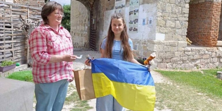 У Бережанах школярка збирає кошти для армії, продаючи квіти й сумочки