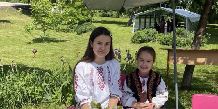 У Бережанах школярка збирає кошти для армії, продаючи квіти й сумочки