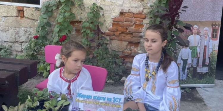 У Бережанах школярка збирає кошти для армії, продаючи квіти й сумочки