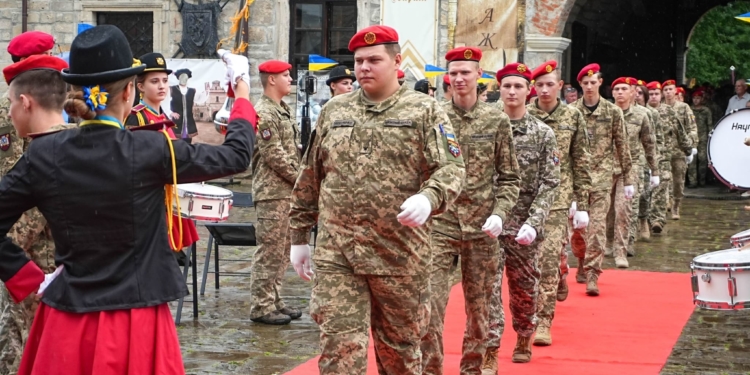 78 випускників Тернопільського військового коледжу отримали дипломи у Збаразькому замку