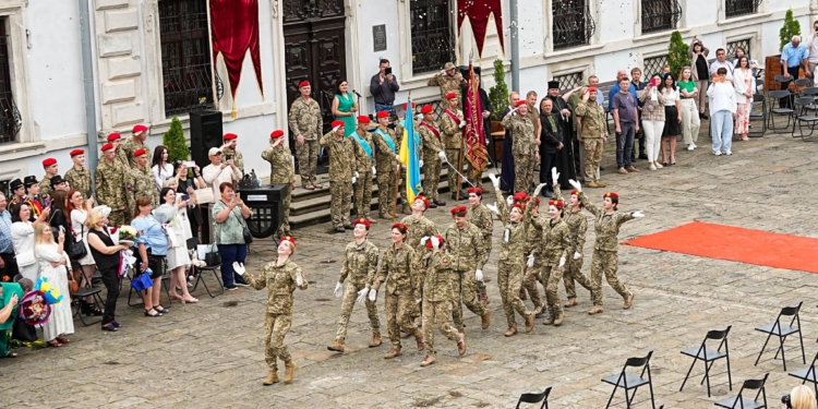 78 випускників Тернопільського військового коледжу отримали дипломи у Збаразькому замку