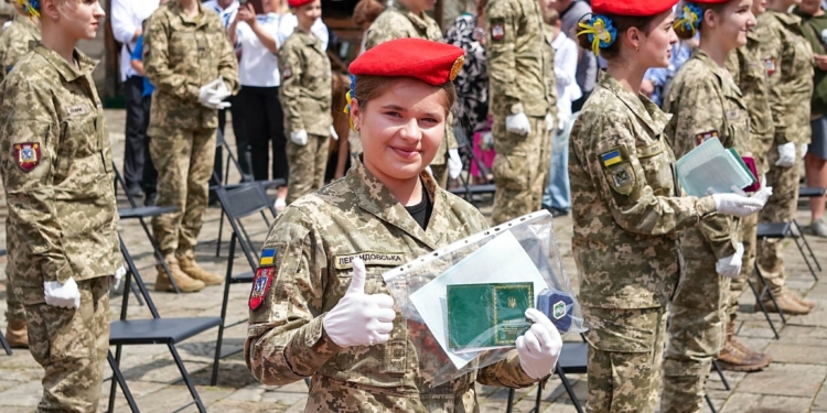 78 випускників Тернопільського військового коледжу отримали дипломи у Збаразькому замку