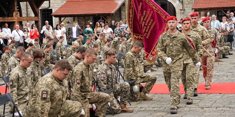 78 випускників Тернопільського військового коледжу отримали дипломи у Збаразькому замку