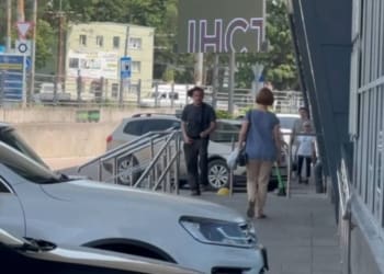 У Тернополі психічнохворий чоловік вдарив жінку біля бiля супермаркету