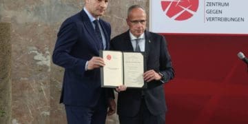 «Це відзнака всього народу України», – Кличко у Франкфурті отримав престижну премію за права людини