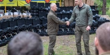 Кличко передав допомогу двом бригадам – 2400 безпілотників та 5 вантажівок