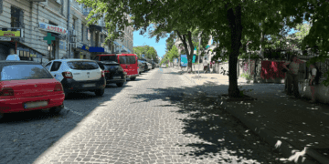 велосипедист збив жінку