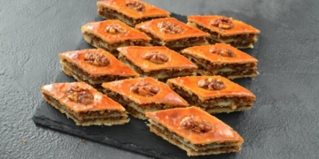 Як приготувати медову пахлаву: простий рецепт з волоськими горіхами