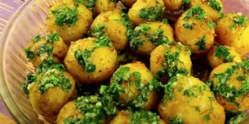 Три прості рецепти страв із молодої картоплі: ідеї з зеленню, м’ясом і грибами