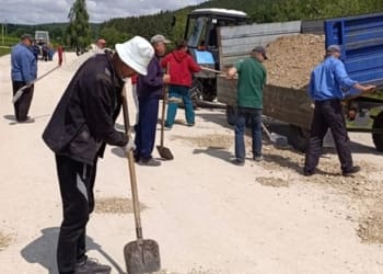 У селі на Кременеччині жителі самостійно відремонтували дорогу