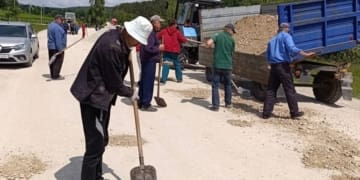 У селі на Кременеччині жителі самостійно відремонтували дорогу