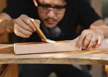 Будівельні лаки: як вибрати правильний лак для деревини