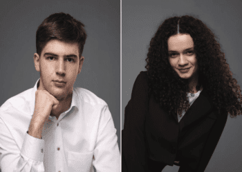 двоє випускників