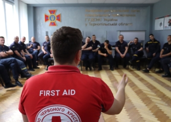 У Тернополі фахівці Червоного Хреста навчають рятувальників першій допомозі