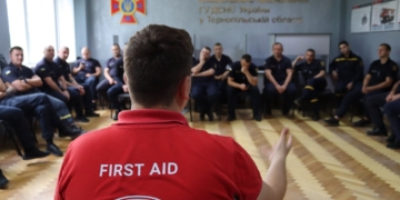 У Тернополі фахівці Червоного Хреста навчають рятувальників першій допомозі