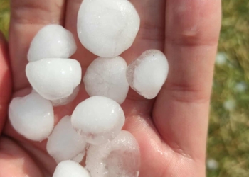 На Тернопільщині після спеки вдарила злива з аномальним градом