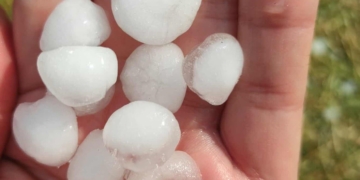 На Тернопільщині після спеки вдарила злива з аномальним градом