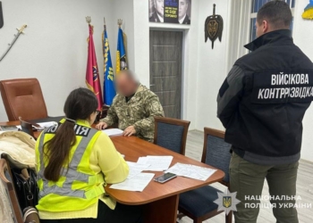залучив підлеглих до будівництва