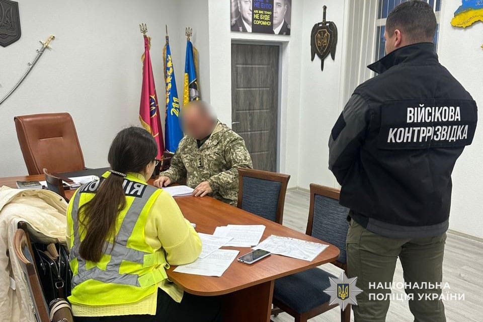 залучив підлеглих до будівництва