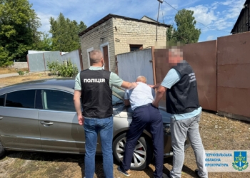 підозрюється у вимаганні