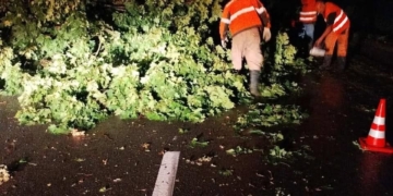 Другу добу поспіль дорожники Тернопільщини протистоять негоді