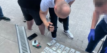 лікарю-інтерну