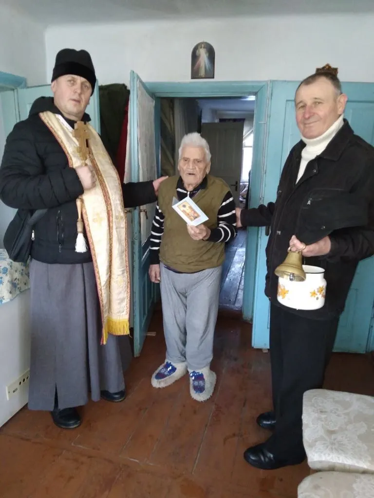 У селі на Тернопільщині виконали останню волю італійця Кармена – домовину провезли на підводі з конем