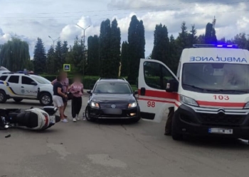 У Шумську на Тернопільщині зіткнулися автомобіль і скутер: двоє травмованих