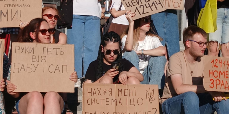 У Тернополі третій день поспіль протестують проти законопроєкту щодо НАБУ і САП