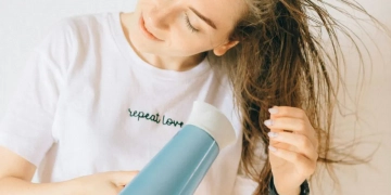 Неправильна сушка феном: чому ваш об’єм волосся зникає, і як це виправити