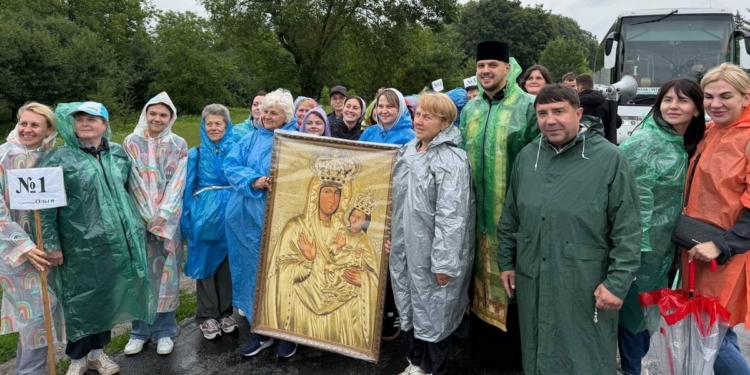 Понад 350 паломників ідуть до Зарваниці просити миру для України