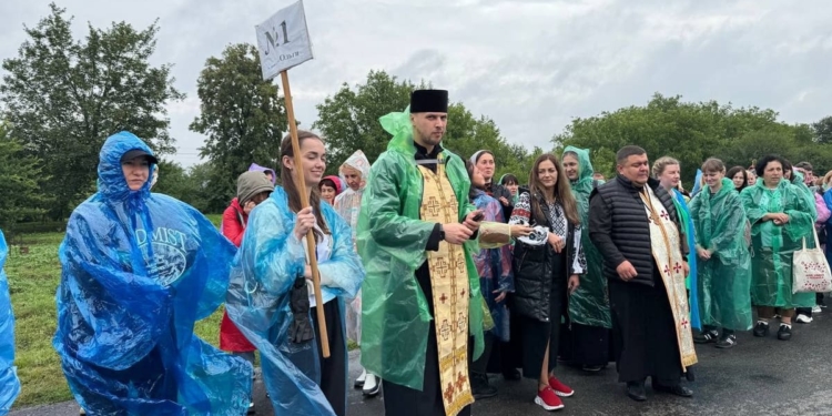 Понад 350 паломників ідуть до Зарваниці просити миру для України