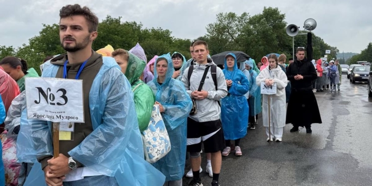 Понад 350 паломників ідуть до Зарваниці просити миру для України