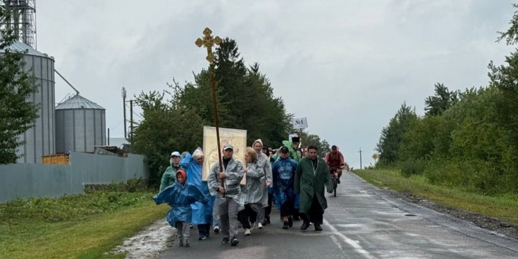 Понад 350 паломників ідуть до Зарваниці просити миру для України
