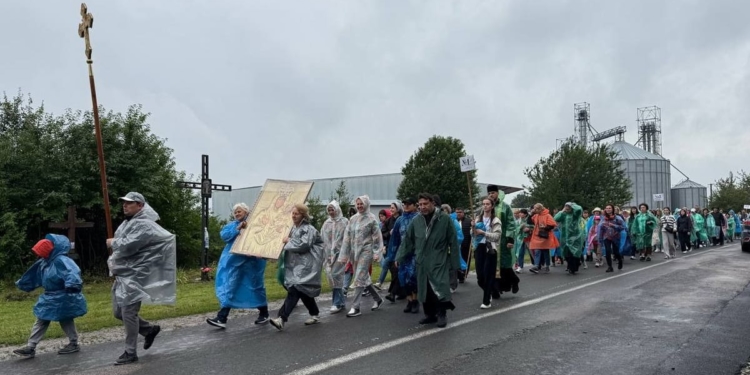 Понад 350 паломників ідуть до Зарваниці просити миру для України