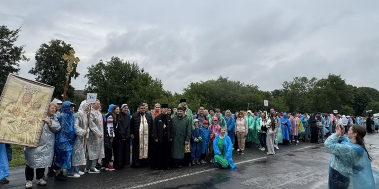Понад 350 паломників ідуть до Зарваниці просити миру для України