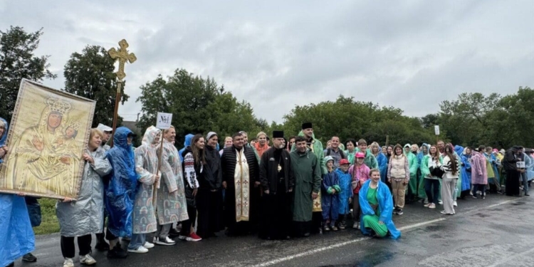 Понад 350 паломників ідуть до Зарваниці просити миру для України