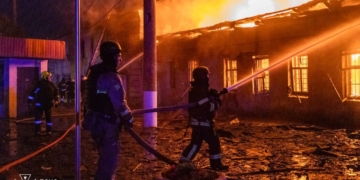 На Харківщині нічна атака ворога спричинила пожежі, є постраждалі