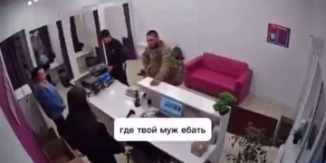 Ветеран “СВО” на росії влаштував погром у банку та напав на співробітницю: шокуючі кадри з ПСБ
