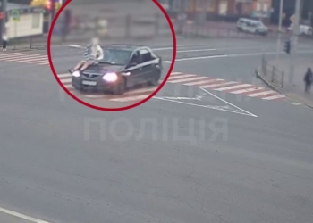 У Тернополі на капоті авто возили людину