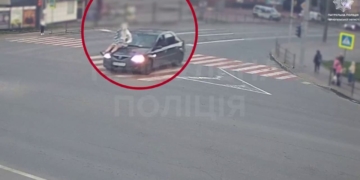 У Тернополі на капоті авто возили людину