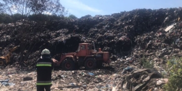На Тернопільщині понад тиждень не можуть загасити тління на сміттєзвалищі