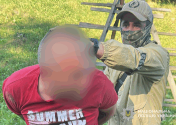 На Тернопільщині поліція та СБУ викрили групу, яка за 13 тисяч доларів переправляла ухилянтів через кордон