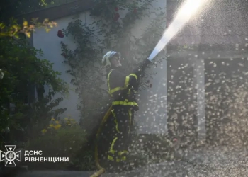 Російська атака на Рівненщину: постраждала 67-річна жінка, в обласному центрі ліквідували пожежу
