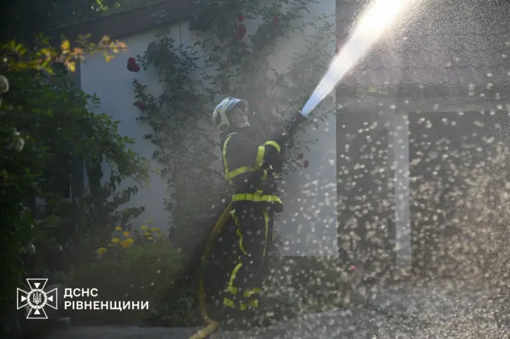 Російська атака на Рівненщину: постраждала 67-річна жінка, в обласному центрі ліквідували пожежу