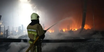 Атака рф на Мукачево: кількість постраждалих зросла до 19, масштабну пожежу локалізовано
